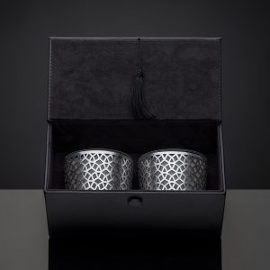 Coffret de bougie parfumée en verre traditionnel. Disponible en plusieurs couleurs et motifs.