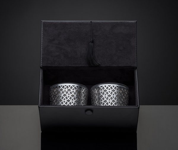 Coffret de bougie parfumée en verre traditionnel. Disponible en plusieurs couleurs et motifs.